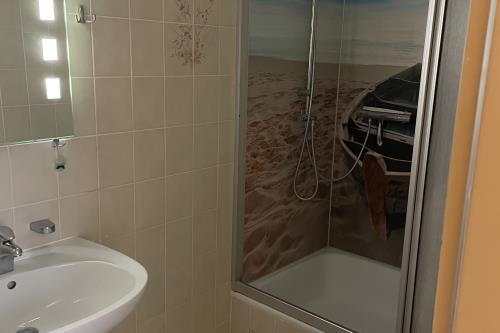 Borkum Ferienwohnung Villa Central - Fewo Nr. 3 - Wilhelm-Bakker-Str.28 - Kiebitznest - Blick in die Dusche