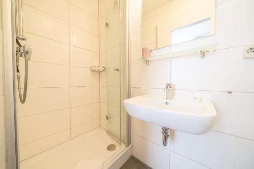 Borkum Ferienwohnung Villa Harmonie - Apartment Lavendel - Duschbad 2. Ansicht