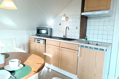 Borkum Ferienwohnung Villa Harmonie - Wohnung Jasmin - Küchenzeile mit Backofen/ Spülmaschine