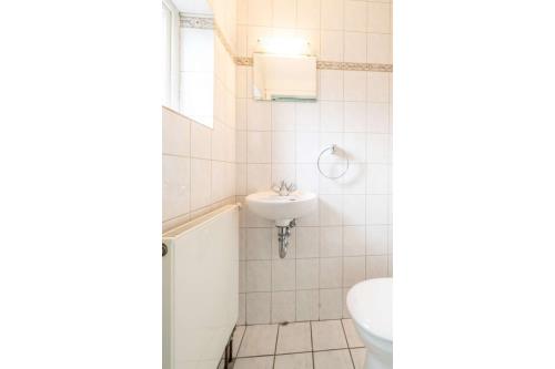 Borkum Ferienwohnung Villa Harmonie - Wohnung Oleander - &quot;Not&quot; WC im Vorflur  (auch für Personal)