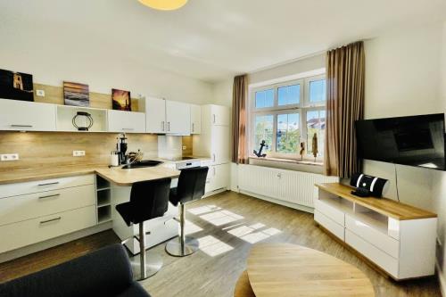 Borkum Ferienwohnung Altes Offiziershaus - Wohnung 2 - wohnraum mit einer kuechenzeile