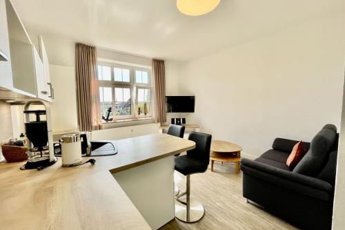Borkum Ferienhaus Altes Offiziershaus - Wohnung 2 - wohnraum mit einer kuechenzeile (1)