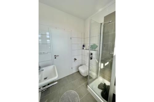 Borkum Ferienhaus Altes Offiziershaus - Wohnung 3 - badezimmer mit dusche (1)