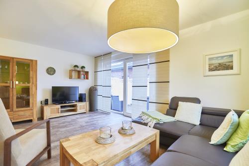 Borkum Ferienhaus Borkumer Luft 1 - Wohnbereich mit Zugang zur Terrasse
