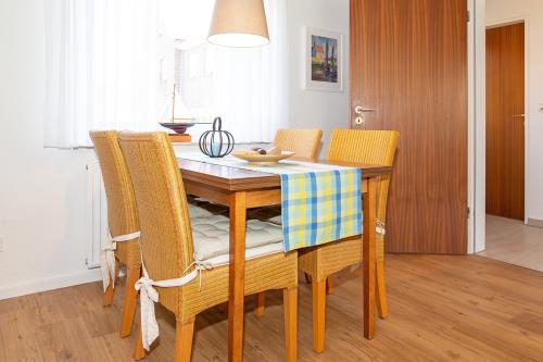 Borkum Ferienhaus Haus Diederike - Essecke mit Fensterblick