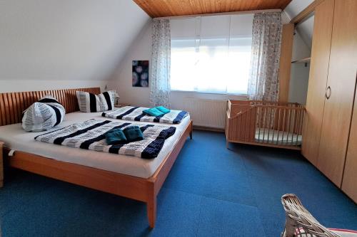 Borkum Ferienhaus Ferienhäuser Herrlich - Herrlich 29 - Schlafzimmer (mit Kinderbett, ausgeklapp