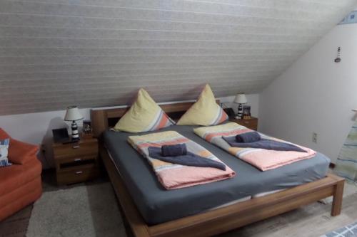 Borkum Ferienwohnung im Haus Jan Granat - Schlafzimmer mit Doppelbett 2 x 2m