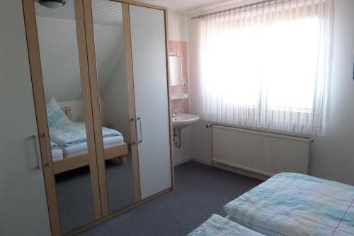 Borkum Ferienwohnung Haus Lübbers - Schlafzimmer 1 (Bett 200x200cm)