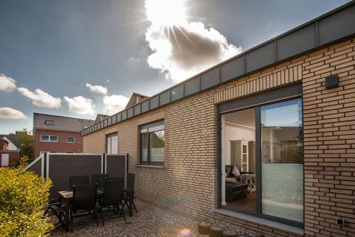 Borkum Ferienwohnung Nordseetraum - Terrasse mit Möbel