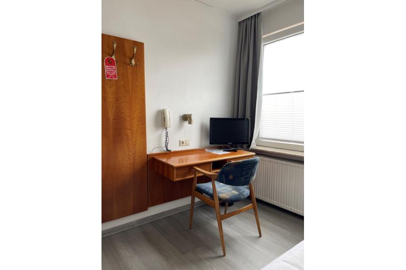 Borkum Hotel Haus Passat - Einzelzimmer 06 EG - Schreibtisch + Garderobe