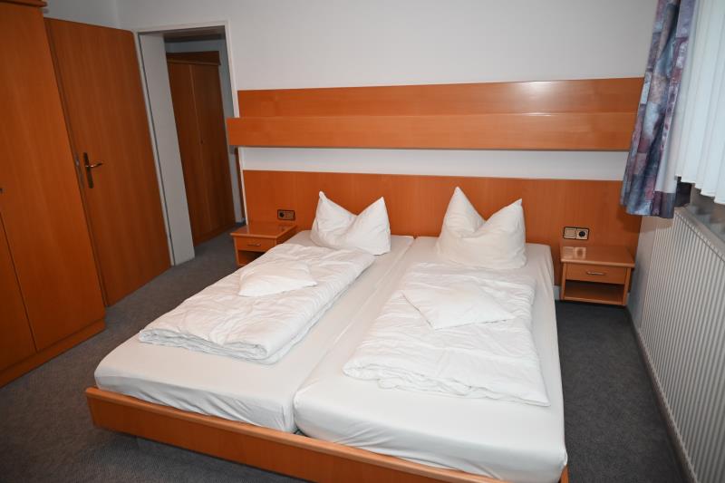 Borkum Hotel Haus Passat - Familienzimmer 18 UG - Zimmer mit Doppelbett
