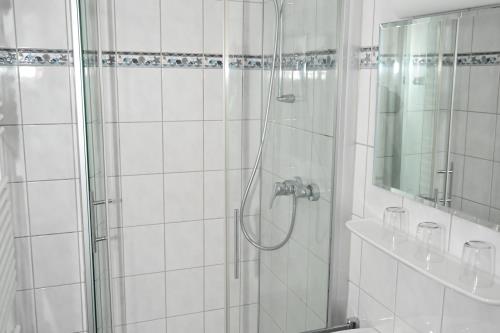 Borkum Hotel Haus Passat - Familienzimmer 18 UG - Bad