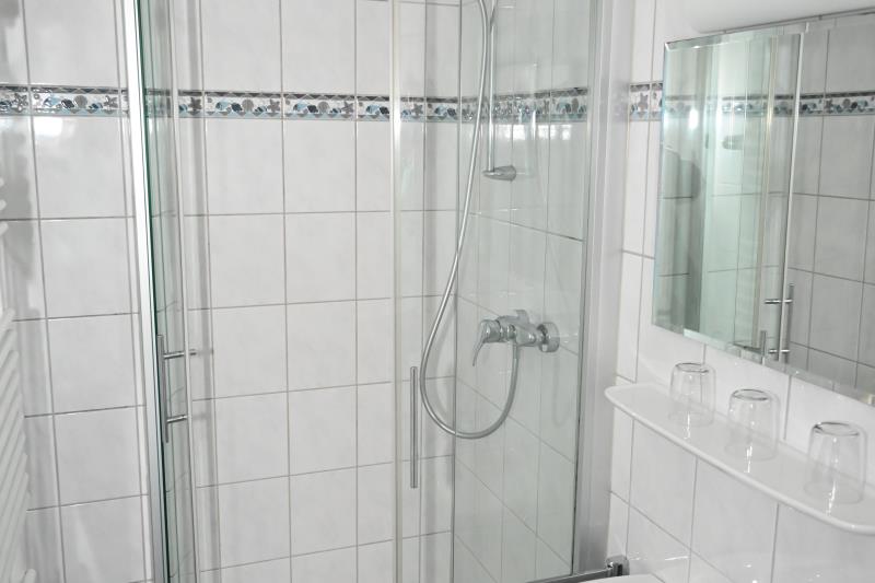 Borkum Hotel Haus Passat - Familienzimmer 18 UG - Bad