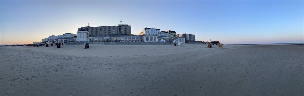 Musikpavvilona auf Borkum vom Strand aus gesehen