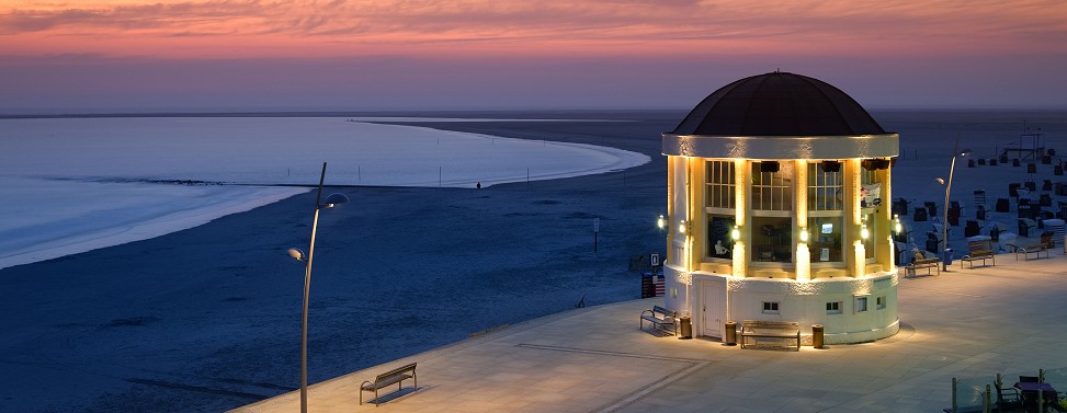 Promenade mit Musikpavillon am Abend