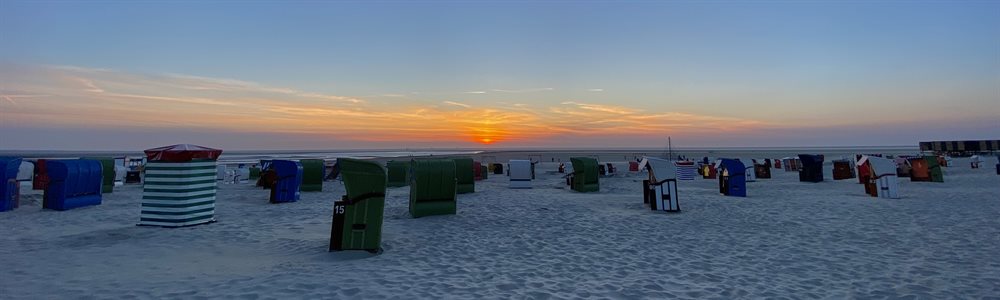 Romantischer Sonnenuntergang am Strand auf Borkum