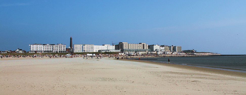 Strand mit Neuem Leuchtturm
