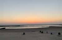 schöner Sonnenuntergang am Strand auf Borkum