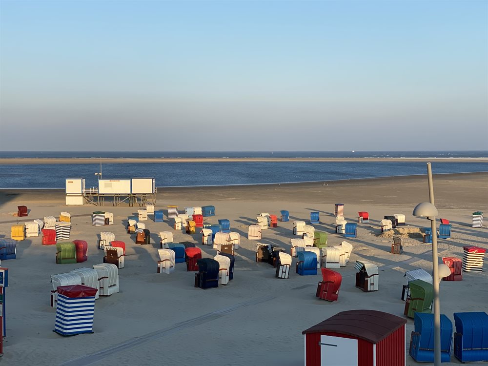 viele Strandkörbe auf Borkum